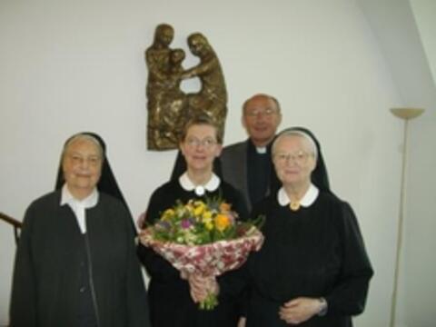 Die neue Generalleitung der St. Anna Schwestern: Generaloberin Sr. Waltraud Engl mit den beiden Assistentinnen Sr. Aloisia Hofmann (re.) und Sr Cäcilia Müller (li.).