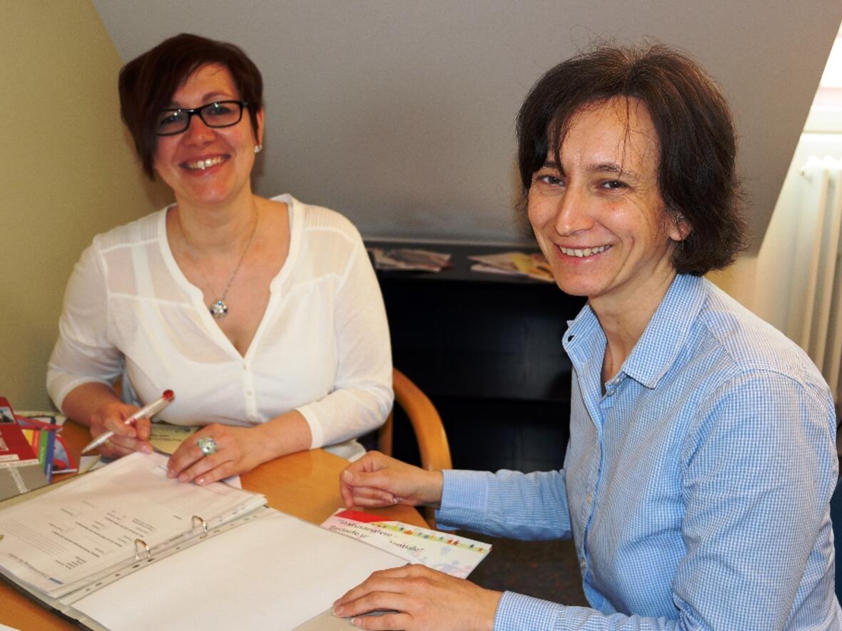 Karina Pade und Vera Lachenmaier (v.links): Gemeinsam sind sie für die Steuerung des Sozialraumprojekts in Graben zuständig. (Foto: Maria Steber / pba)