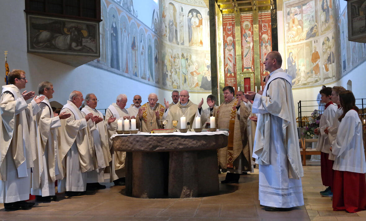 Weihbischof Max Ziegelbauer gemeinsam mit Bischof Konrad Zdarsa und Generalvikar Harald Heinrich am Altar von Memmingen St. Josef. (Foto: Karl-Georg Michel/pba)