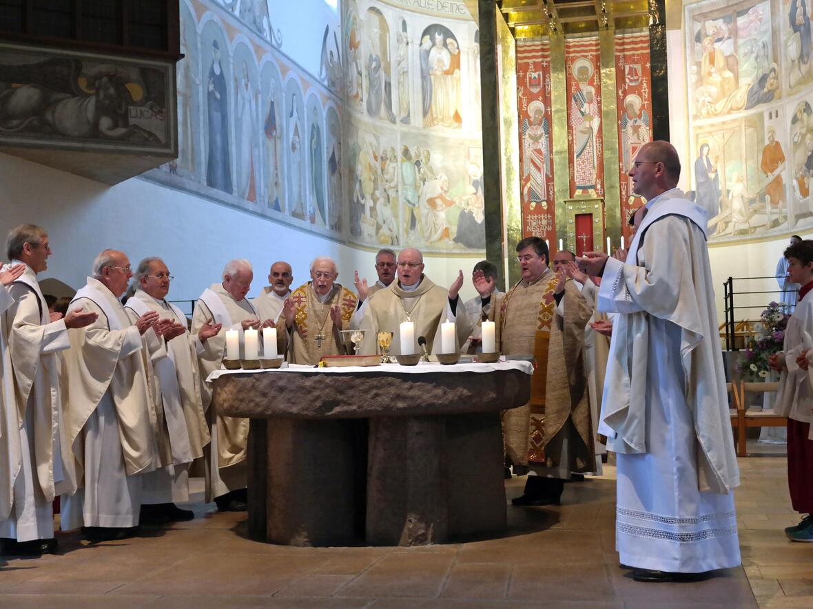 Weihbischof Max Ziegelbauer gemeinsam mit Bischof Konrad Zdarsa und Generalvikar Harald Heinrich am Altar von Memmingen St. Josef. (Foto: Karl-Georg Michel/pba)