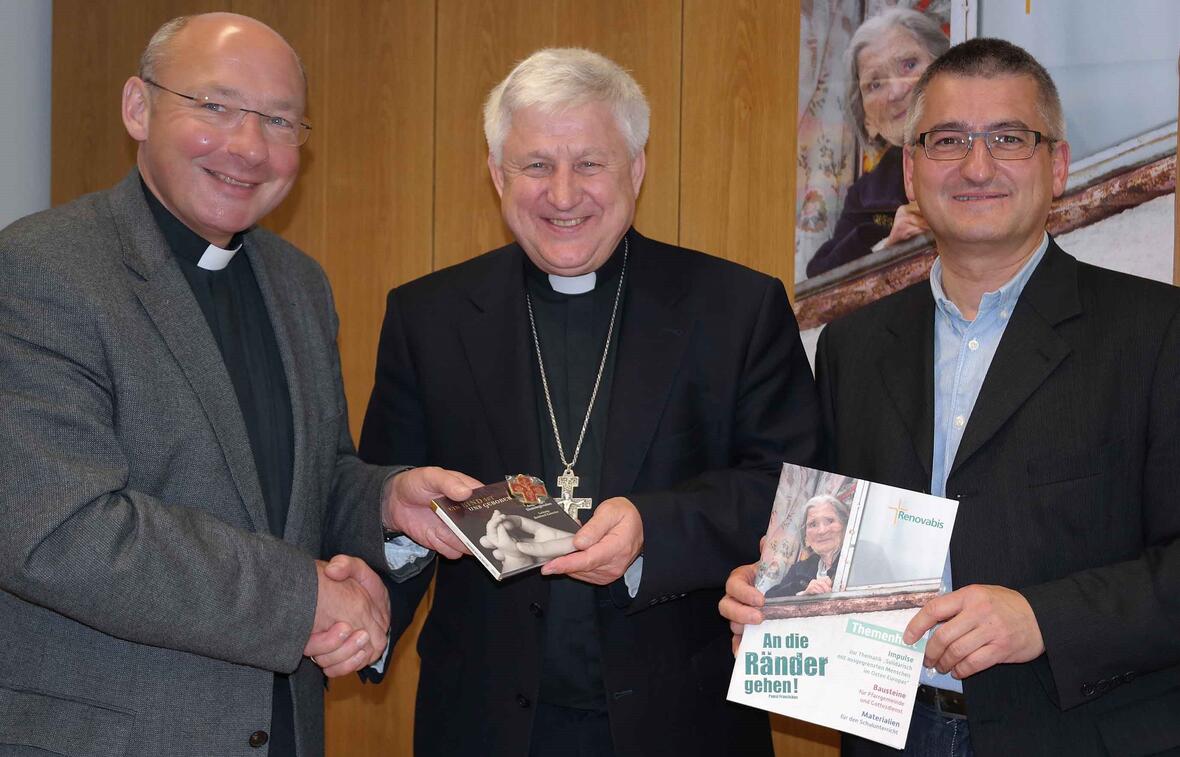Pfarrer Dr. Ulrich Lindl und Anton Stegmair, Referent in der Abteilung "Weltkirche", hießen Bischof Szyrokoradiuk aus der Ostukraine herzlich willkommen (v.links). Foto: pba/Maria Steber   