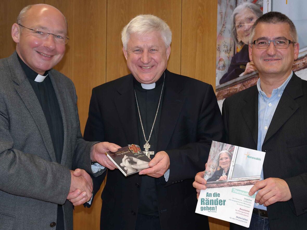 Pfarrer Dr. Ulrich Lindl und Anton Stegmair, Referent in der Abteilung "Weltkirche", hießen Bischof Szyrokoradiuk aus der Ostukraine herzlich willkommen (v.links). Foto: pba/Maria Steber   
