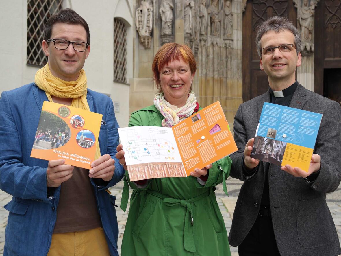 Dompfarrer Armin Zürn (rechts) mit Christian Hager und Hildegard Steuer, die für die Kinderführungen im Dom zuständig sind.  Foto: Maria Steber/pba.