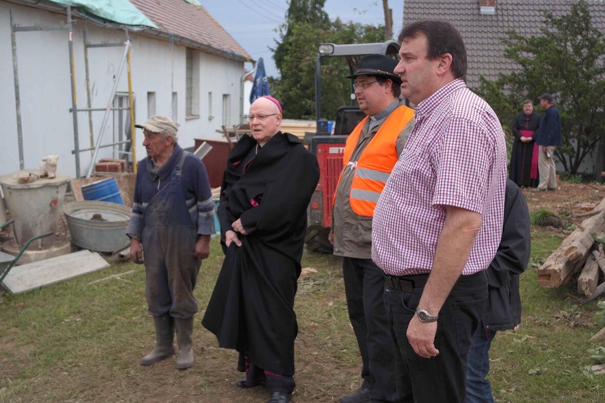 Sichtlich bewegt vom Ausmaß der Katastrophe: Bischof Konrad Zdarsa im Bespräch mit Betroffenen. (Fotos: Karl-Georg Michel)