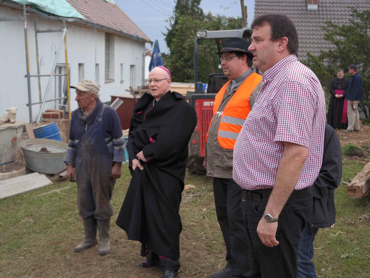 Sichtlich bewegt vom Ausmaß der Katastrophe: Bischof Konrad Zdarsa im Bespräch mit Betroffenen. (Fotos: Karl-Georg Michel)