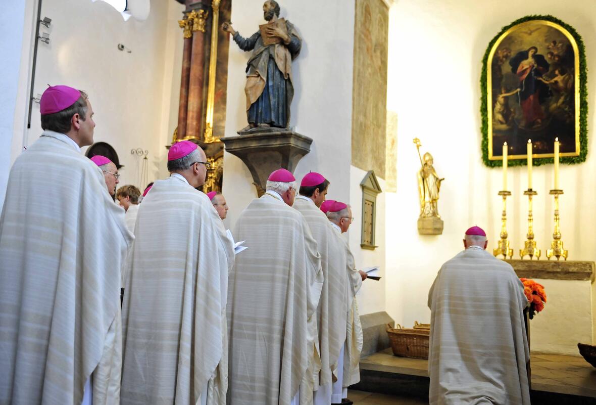 Bichof Konrad während der Marienweihe vor dem Bild der Maria Knotenlöserin. Foto: Nicolas Schnall/pba