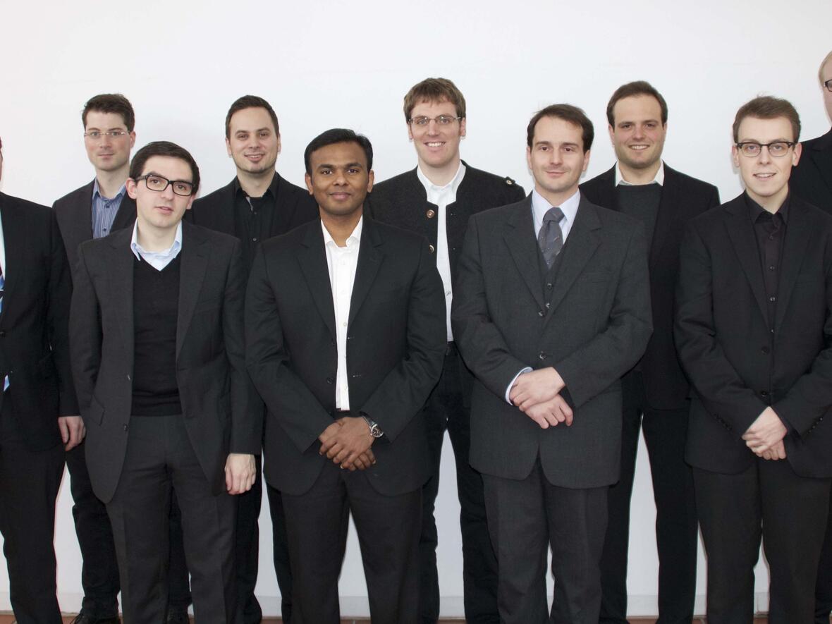 Markus Lidel (Pfarrei St. Martin, Augsburg-Oberhausen), Manuel Beege (Pfarrei St. Johannes Baptist, Aufheim), Florian Bach (Pfarrei St. Nikolaus, Pfronten), Michael Prendota (Pfarrei St. Nikolaus, Wickstadt), Joshmon Kochery (Pfarrei Heilige Familie, Nazareth, Diözese Cochin, Südindien), Johannes Prestele (Pfarrei St. Margareta, Gutenberg), Norbert Rampp (Pfarrei Heilig Kreuz, Aletshausen), Andreas Schmid (Pfarrei Mariä Himmelfahrt, Tannhausen), Thomas Schmid (Pfarrei St. Josef Klingsmoos), Sebastian Schmidt (Pfarrei Heilig Kreuz, Berlin) (v.links). Foto: Richard Hörmann 