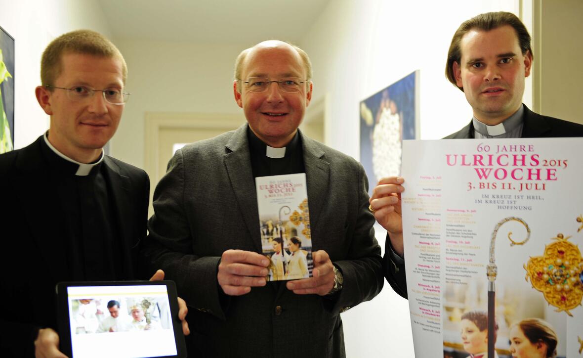 Martin Riß, Kaplan von St. Ulrich und Afra, Pfarrer Dr. Ulrich Lindl, Leiter der „Hauptabteilung III – Kirchliches Leben“ und Diakon Andreas Martin stellten heute das Programm der Ulrichswoche vor (v. links). Foto: Maria Steber/pba