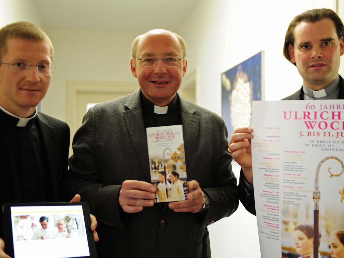 Martin Riß, Kaplan von St. Ulrich und Afra, Pfarrer Dr. Ulrich Lindl, Leiter der „Hauptabteilung III – Kirchliches Leben“ und Diakon Andreas Martin stellten heute das Programm der Ulrichswoche vor (v. links). Foto: Maria Steber/pba
