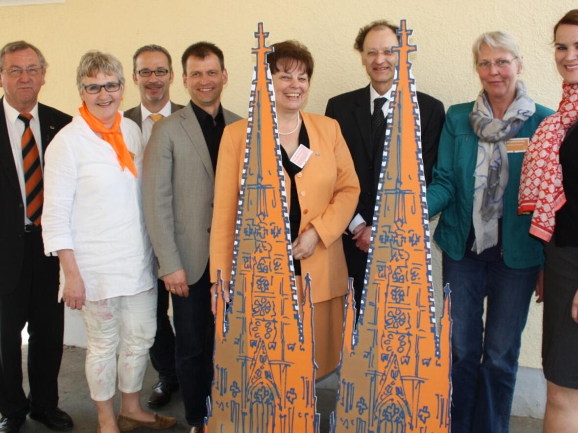 (v.r.) Eva Weber, zweite Bürgermeisterin der Stadt Augsburg, Mechthild Gerbig, Domkapitular Dr. Wolfgang Hacker, Sonja Tomaschek, Robert Hitzelberger, Heinrich Lang (Geschäftsführer Kolpingwerk), Dorothea Schömig (Vorsitzende Kolpingwerk Bayern) und Kolping-Diözesanpräses Pfarrer Alois Zeller. (Foto: Kolpingwerk)