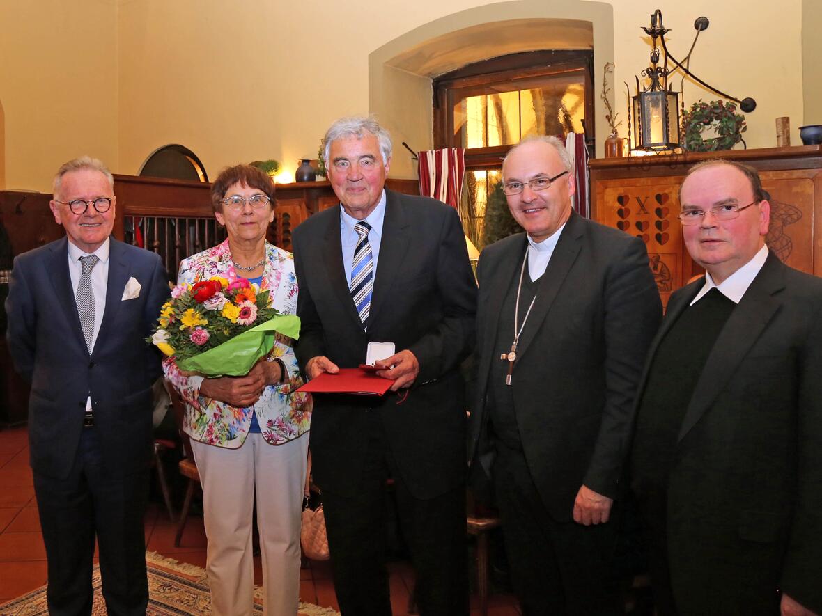 Helmut Mangold (Mitte) und seine Frau Gertrud bei der Preisverleihung. Links daneben Dr. Albert Schmid, der Vorsitzende des Landeskomitees, Bischof Rudolf Voderholzer (Regensburg) und Bischofsvikar Prälat Dr. Bertram Meier, der die Laudatio hielt. (Foto: Landeskomitee der Katholiken/Alexandra Maier)