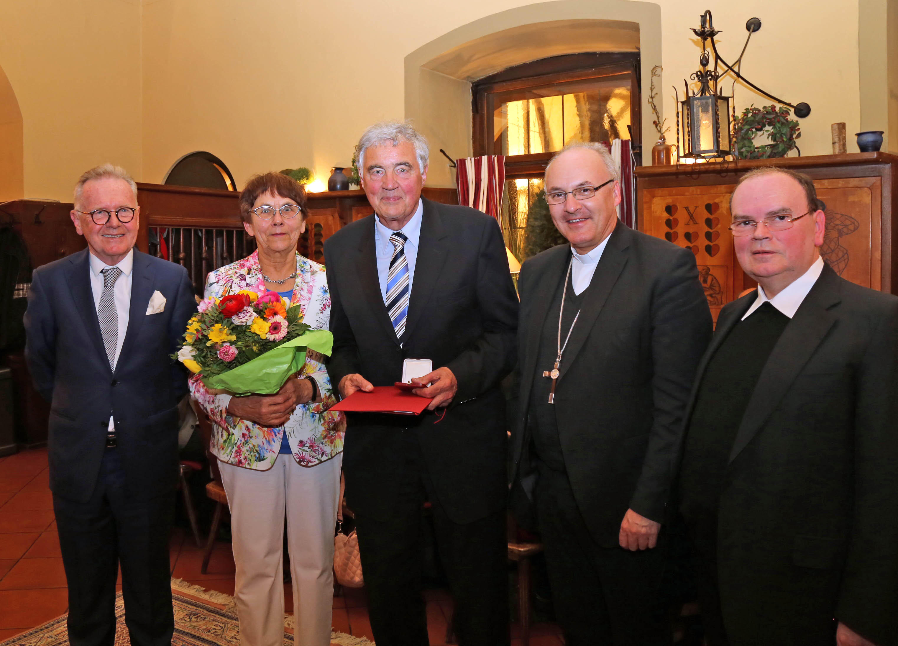 Helmut Mangold (Mitte) und seine Frau Gertrud bei der Preisverleihung. Links daneben Dr. Albert Schmid, der Vorsitzende des Landeskomitees, Bischof Rudolf Voderholzer (Regensburg) und Bischofsvikar Prälat Dr. Bertram Meier, der die Laudatio hielt. (Foto: Landeskomitee der Katholiken/Alexandra Maier)