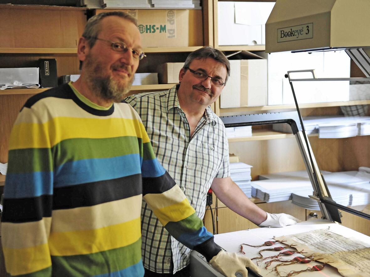 Der Leiter des Bistumsarchivs, Dr. Erwin Naimer und "Scanman" Robert Reiter (v. links). Foto: Maria Steber /pba.