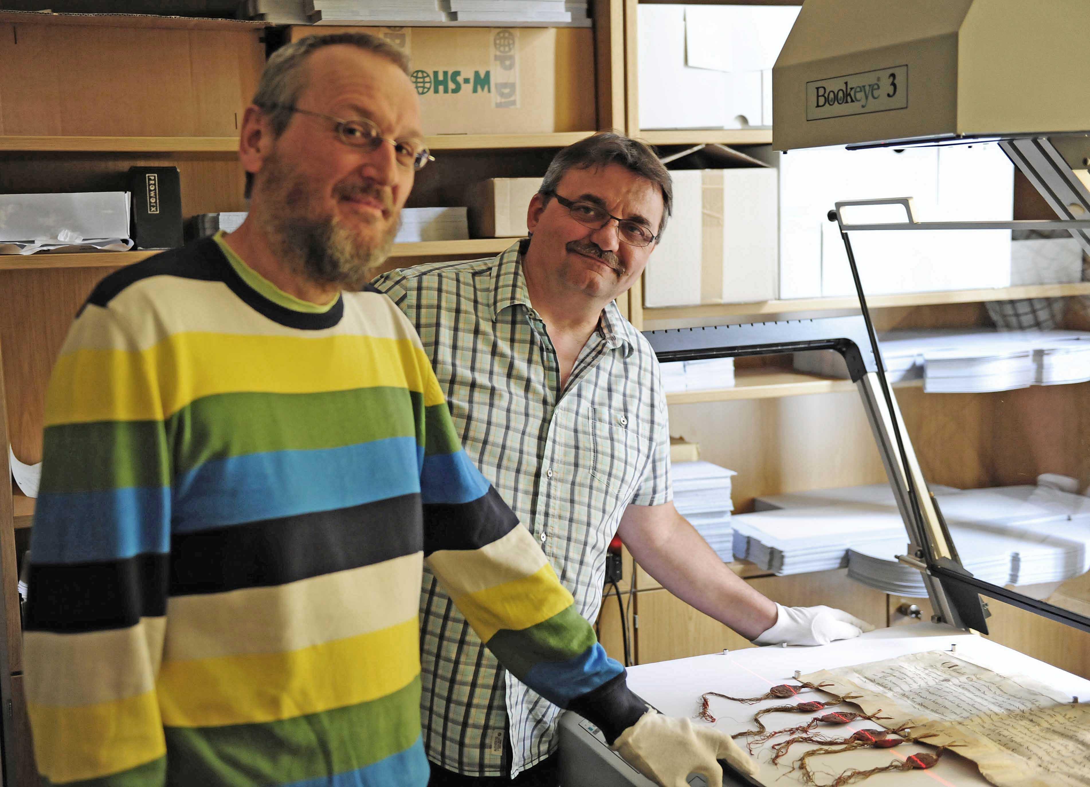 Der Leiter des Bistumsarchivs, Dr. Erwin Naimer und "Scanman" Robert Reiter (v. links). Foto: Maria Steber /pba.