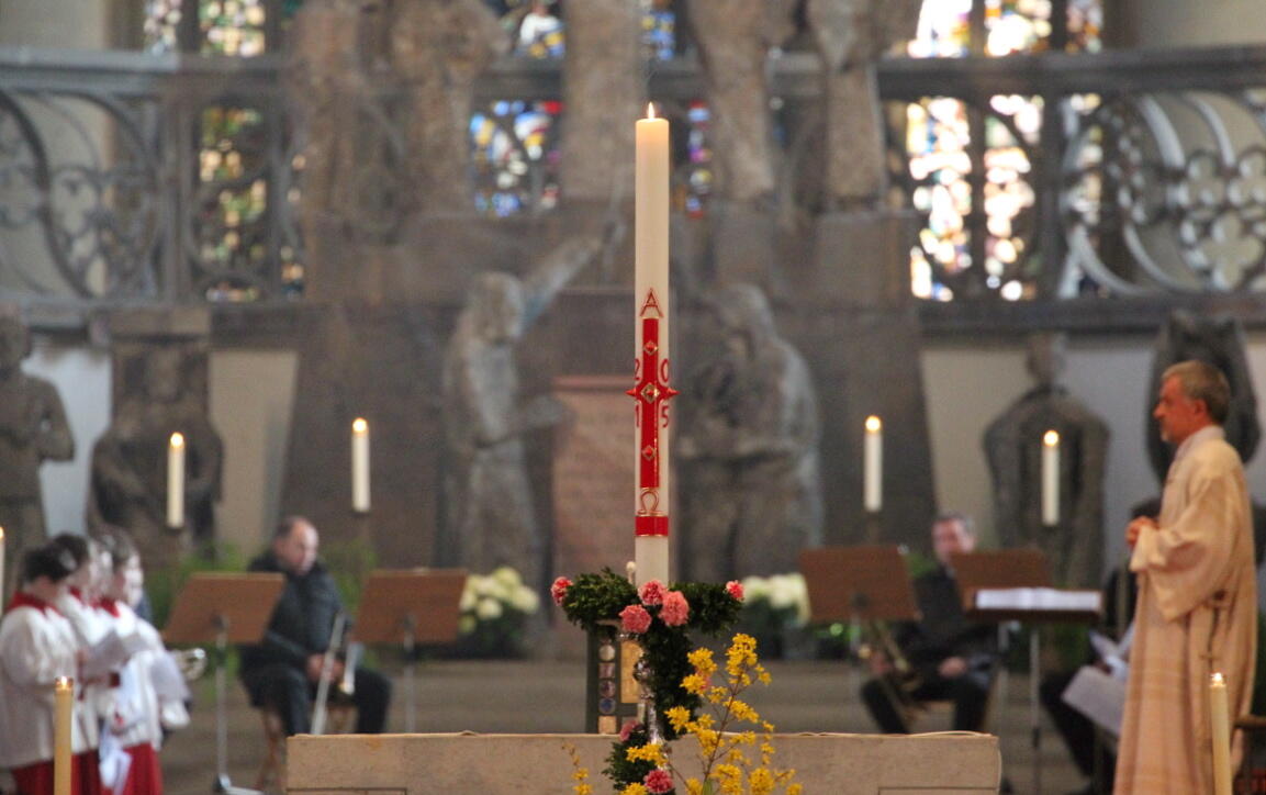Im Zentrum des Gottesdienstes: Die Osterkerze als Symbol für die Auferstehung. (Foto: Annette Zoepf/pba)