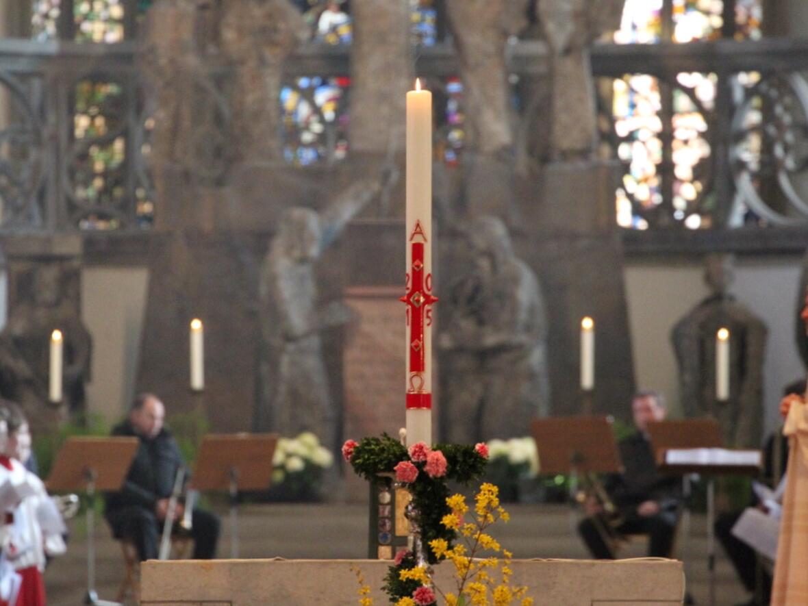 Im Zentrum des Gottesdienstes: Die Osterkerze als Symbol für die Auferstehung. (Foto: Annette Zoepf/pba)