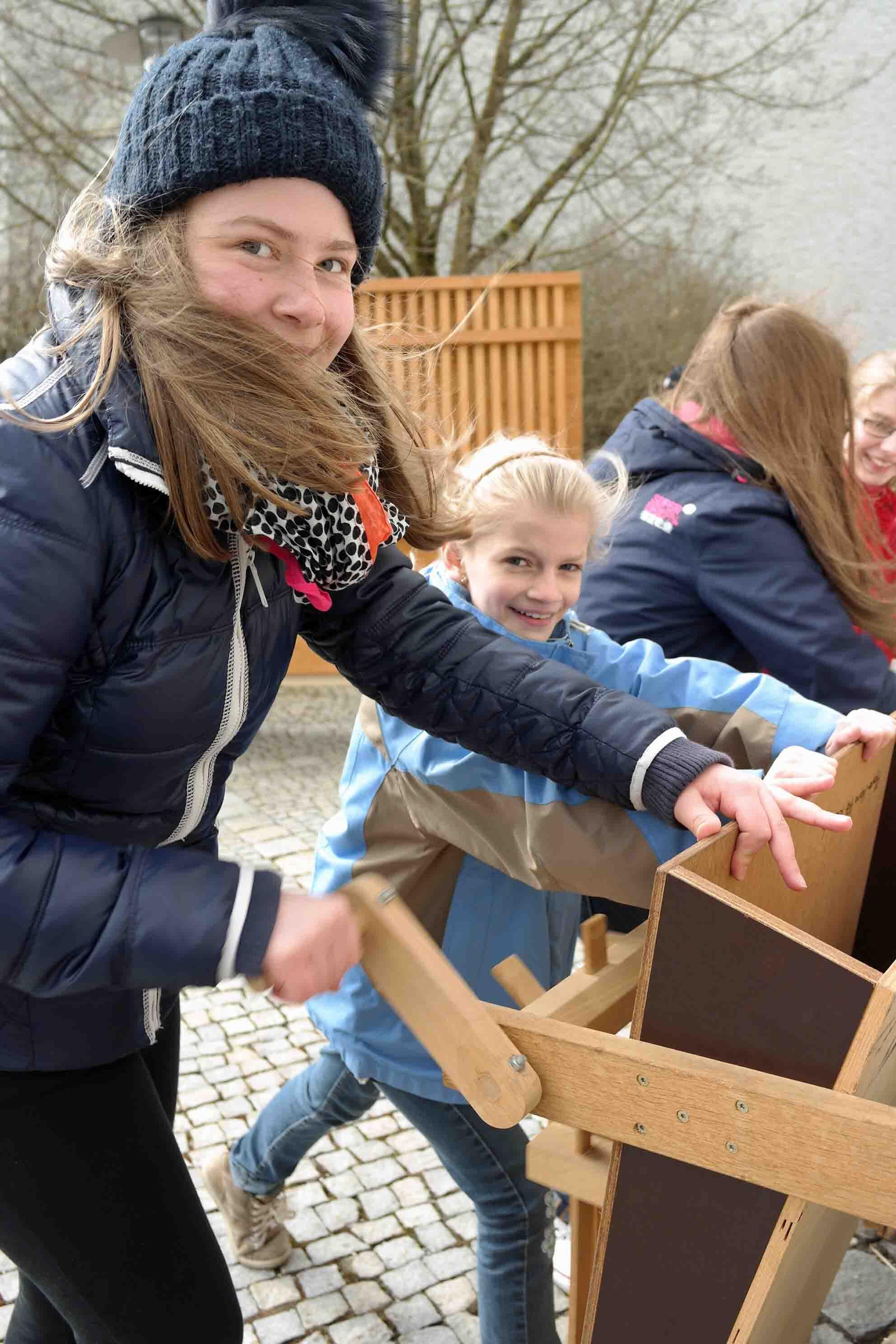 Um Punkt zwölf Uhr legten sich die Ministrantinnen und Ministranten voll ins Zeug. Am Karfreitag kann jetzt nichts mehr schief gehen. (Foto: Maria Steber/pba).