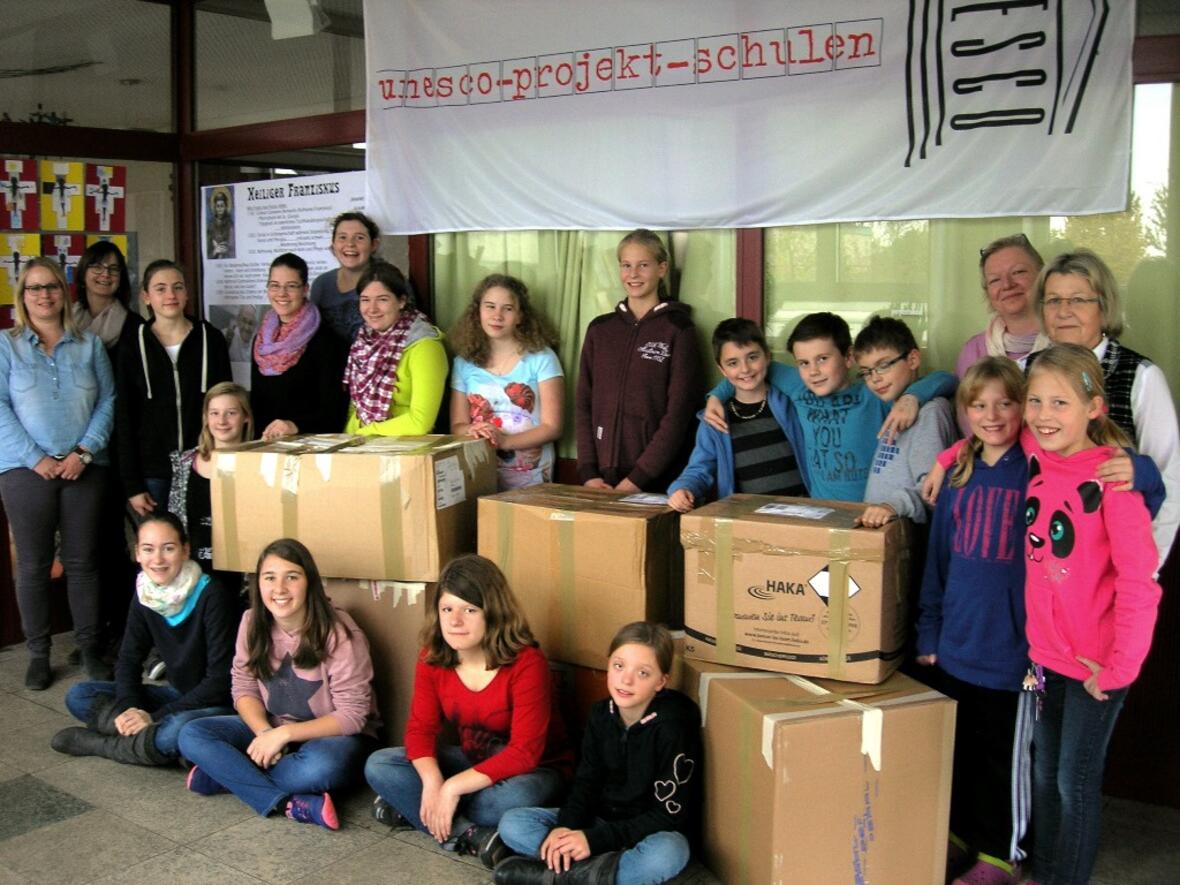 Schüler der Angela-Fraundorfer-Realschule in Aiterhofen bei der Übergabe der Päckchen. (Foto: aktion hoffnung)