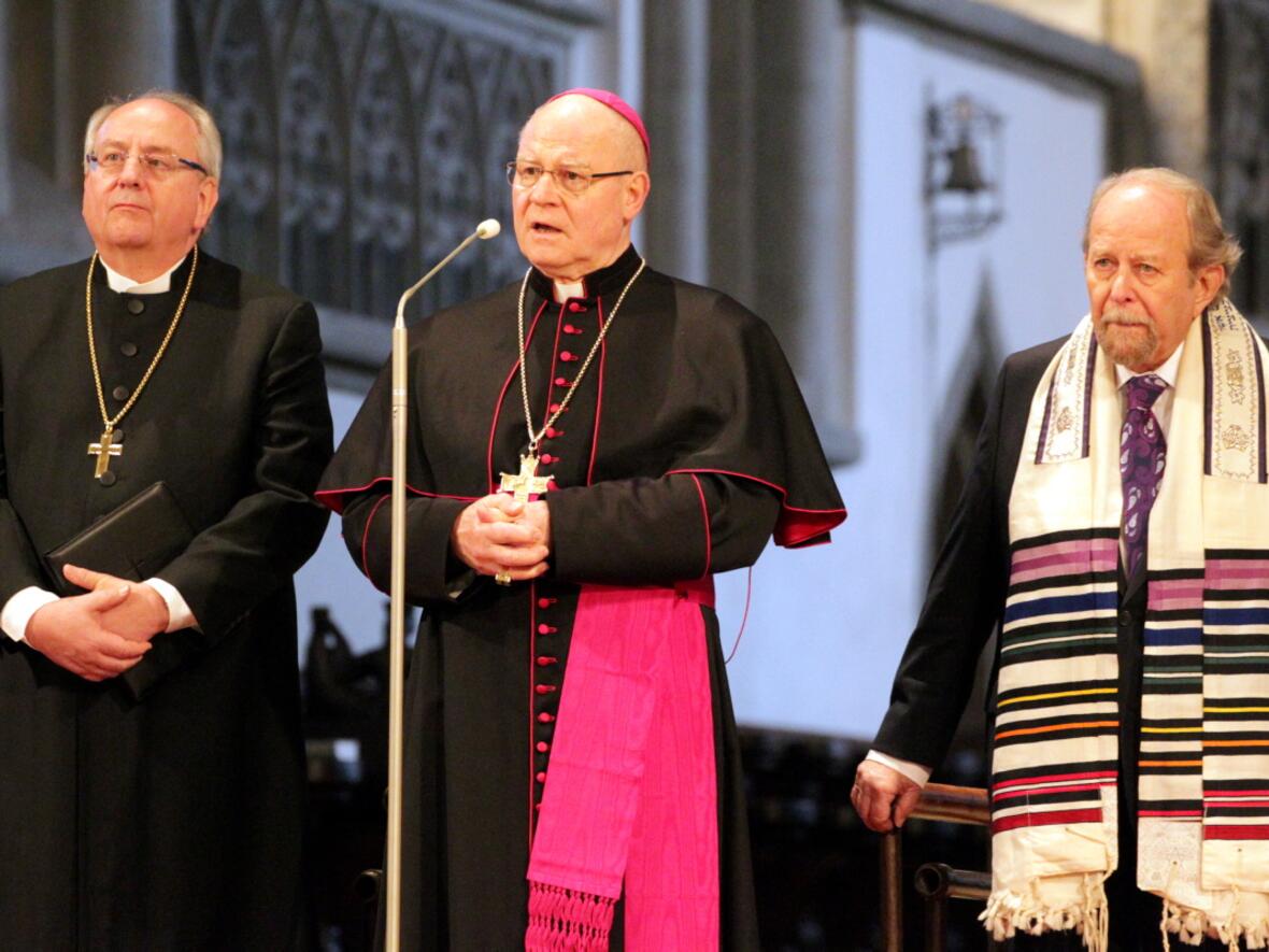 Der christlich-jüdischen Gemeinschaftsfeier standen Regionalbischof Michael Grabow, Bischof Dr. Konrad Zdarsa und Landesrabbiner Dr. h.c. Henry Brandt vor (v.links).  Foto: Annette Zoepf / pba.