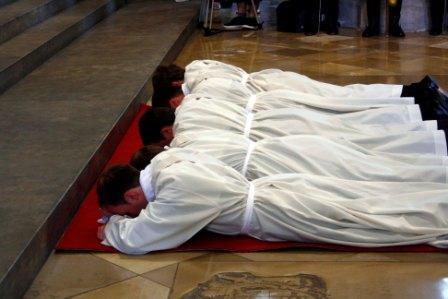 priesterweihe-im-augsburger-dom-bischof-konrad-zdarsa-weiht-sieben-diakone-zu-priestern745988