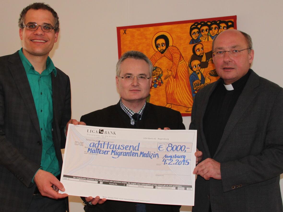 (v.l.) Gregor Uhl (Vorsitzender Geschäftsführer der Aktion Hoffnung), Günter Gsottberger (Stadt - und Kreisgeschäftsführer der Malteser Augsburg), Pfarrer Dr. Ulrich Lindl (Vorsitzender des Aufsichtsrates der Aktion Hoffnung). (Foto: Malteser Augsburg)