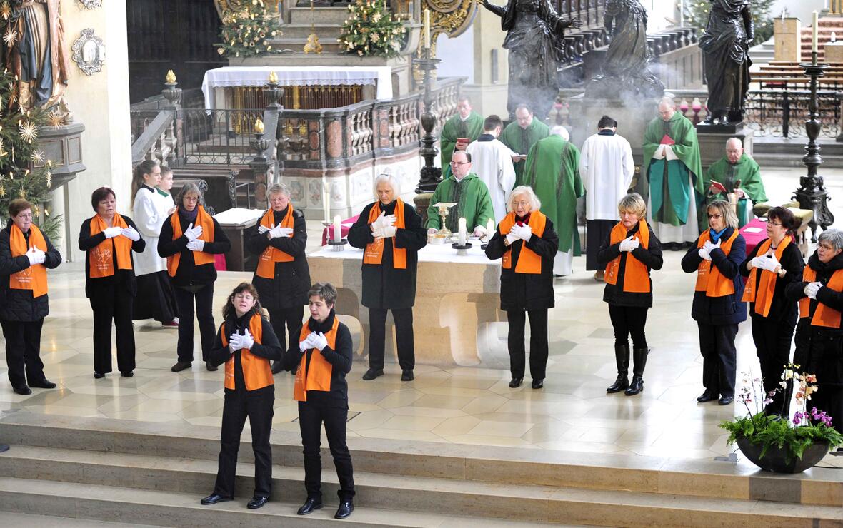 Der ökumenische Gebärdenchor Augsburg beim Festgottesdienst in der Basilika St. Ulrich und Afra. (Foto: Pressestelle Bistum Augsburg/Nicolas Schnall)