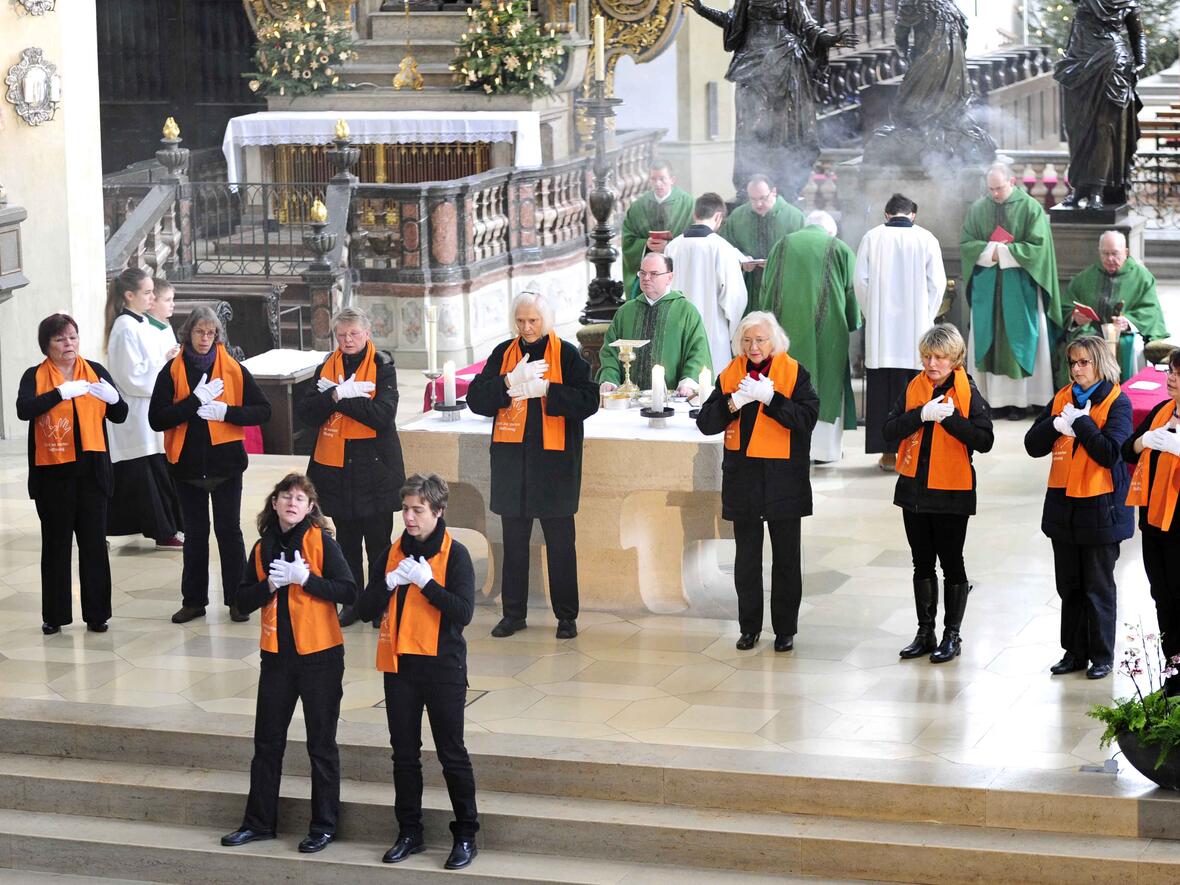 Der ökumenische Gebärdenchor Augsburg beim Festgottesdienst in der Basilika St. Ulrich und Afra. (Foto: Pressestelle Bistum Augsburg/Nicolas Schnall)