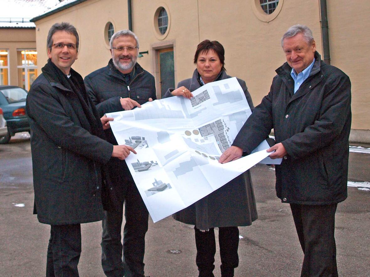 Bei der Präsentation des Bauprojekts: (v.l.) Domkapitular Armin Zürn, Pfarrer Gerhard Groll, Geschäftsführerin Christine Sieberth und Kirchenpfleger Anselm Berger. (Foto: Dagmar Weindl)