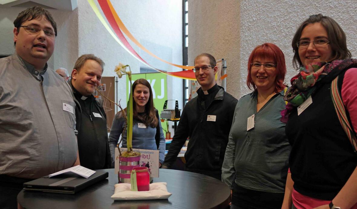 Auch für Gespräche und gegenseitigen Austausch bleibt den Teilnehmern viel Zeit bei der Jugendwerkwoche. (Foto: Maria Steber / pba)  