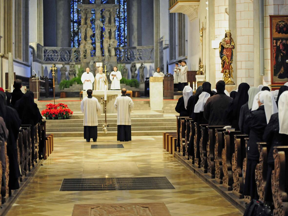 Eröffnet wurde die Begegnung mit einer Pontifikalvesper. Sie wurde von Erzabt Wolfgang Öxler OSB, St. Ottilien, zelebriert. (Fotos: Nicolas Schnall/pba)