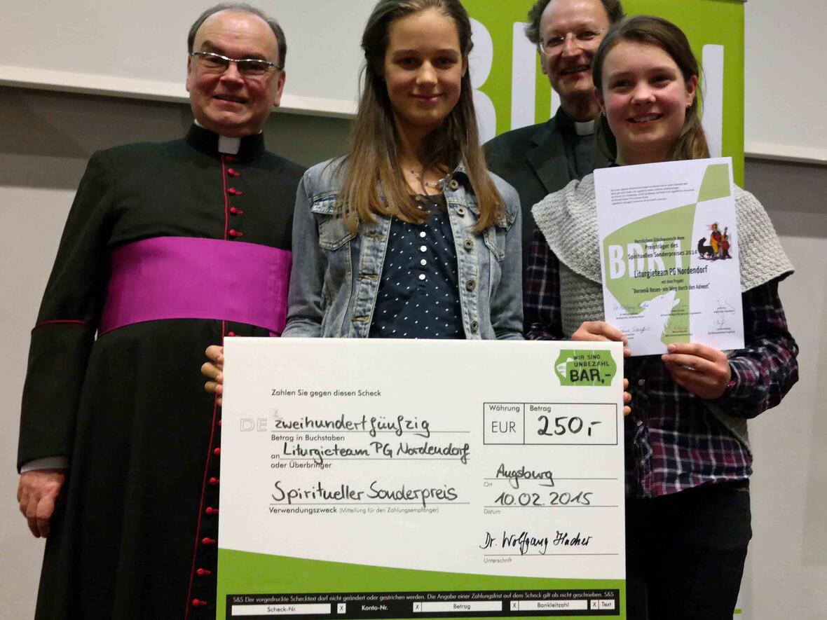 Die Gewinner des Spirituellen Sonderpreises: Das Liturgieteam der Pfarreiengemeinschaft Nordendorf (Foto: Maria Steber/pba). 