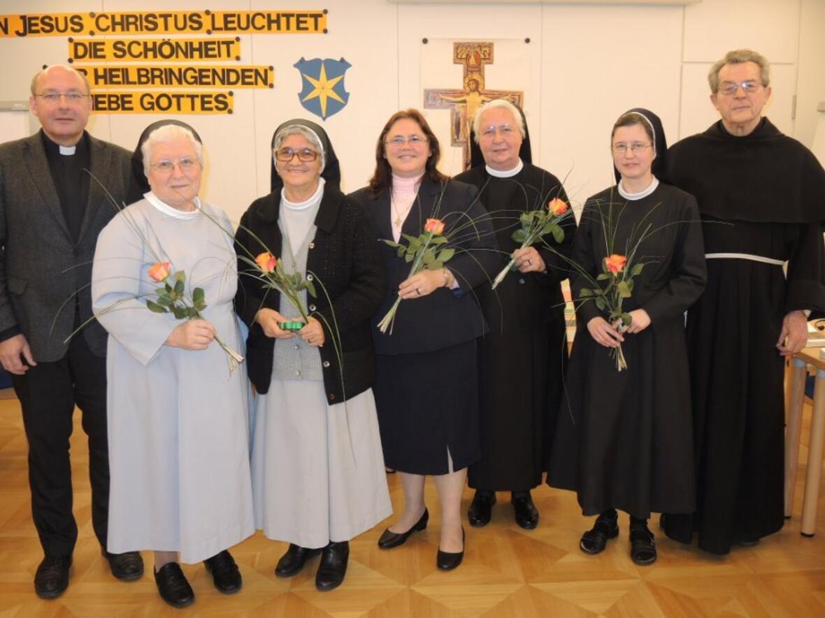 (v.l.) Ordensreferent Pfr. Ulrich Lindl, Generaloberin Sr. M. Sofia Salanga, Generalvikarin Sr. M. Benigna Batista, Sr. M. Ivoneide, Sr. M. Fatima Döring und Sr. M. Johanna Hilmer, Pater Anselm Kraus OFM. (Foto: Kloster Maria Stern)
