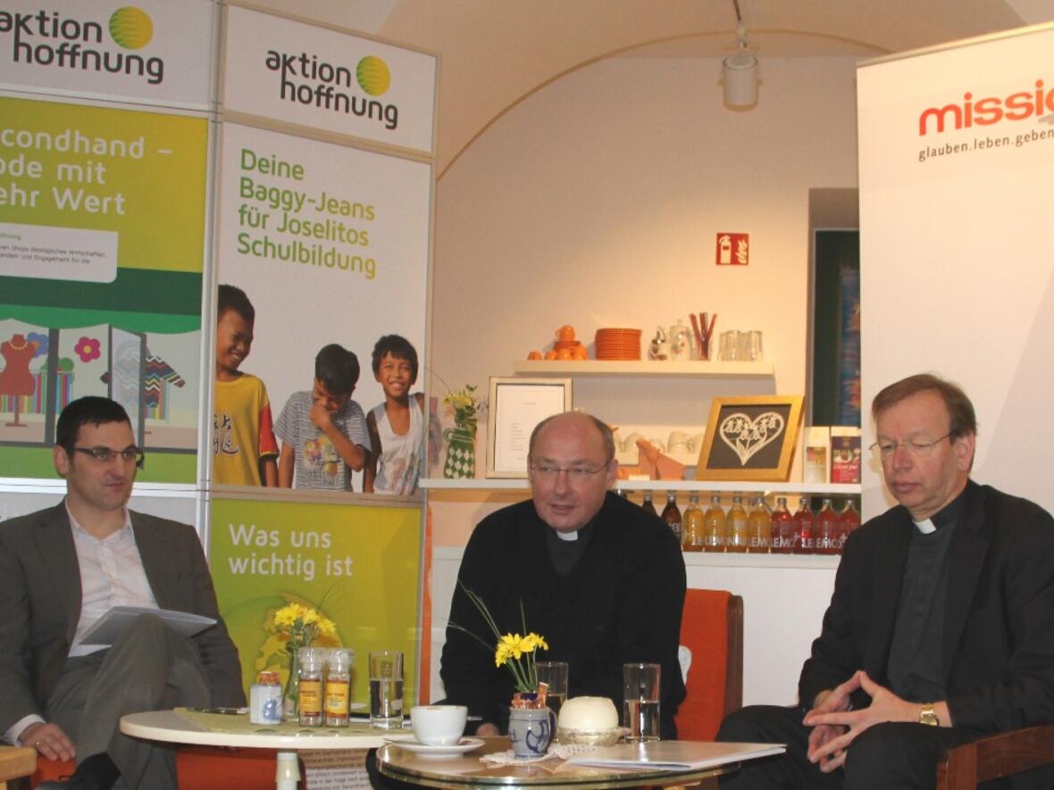 (V.l.n.r.) Klaus Prestele (Geschäftsführer der aktion hoffnung), Pfarrer Dr. Ulrich Lindl und Msgr. Wolfgang Huber (missio) bei der Präsentation des Jahresprojekts 2015 im VINTY’S Passau.