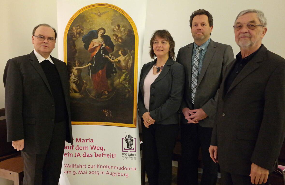 Domdekan Dr. Bertram Meier, Leiter des Bischöflichen Seelsorgeamts, Margret Färber vom Bischöflichen Seelsorgeamt, Diözesanfamilienseelsorger Christian Öxler und der Rektor von Sankt Peter am Perlach, Prälat Günter Grimme (von links). Foto: pba / Maria Steber