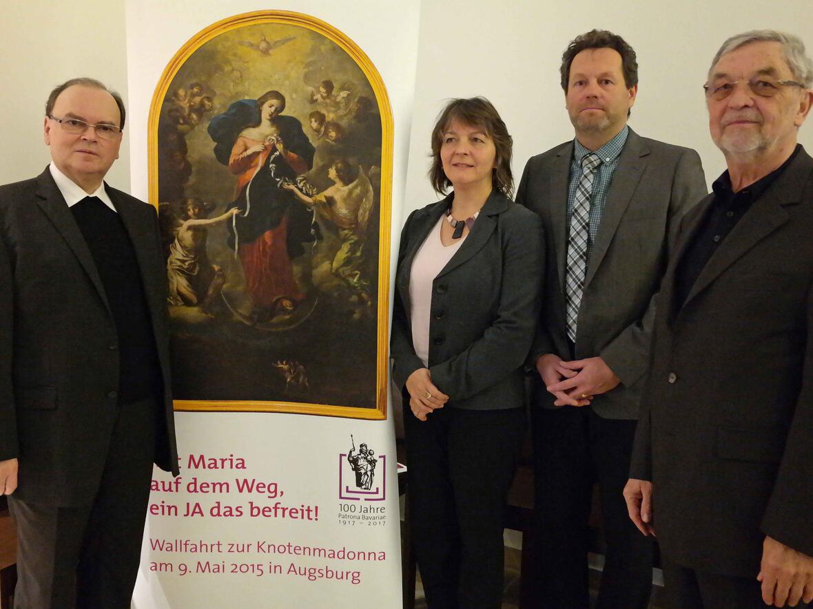Domdekan Dr. Bertram Meier, Leiter des Bischöflichen Seelsorgeamts, Margret Färber vom Bischöflichen Seelsorgeamt, Diözesanfamilienseelsorger Christian Öxler und der Rektor von Sankt Peter am Perlach, Prälat Günter Grimme (von links). Foto: pba / Maria Steber