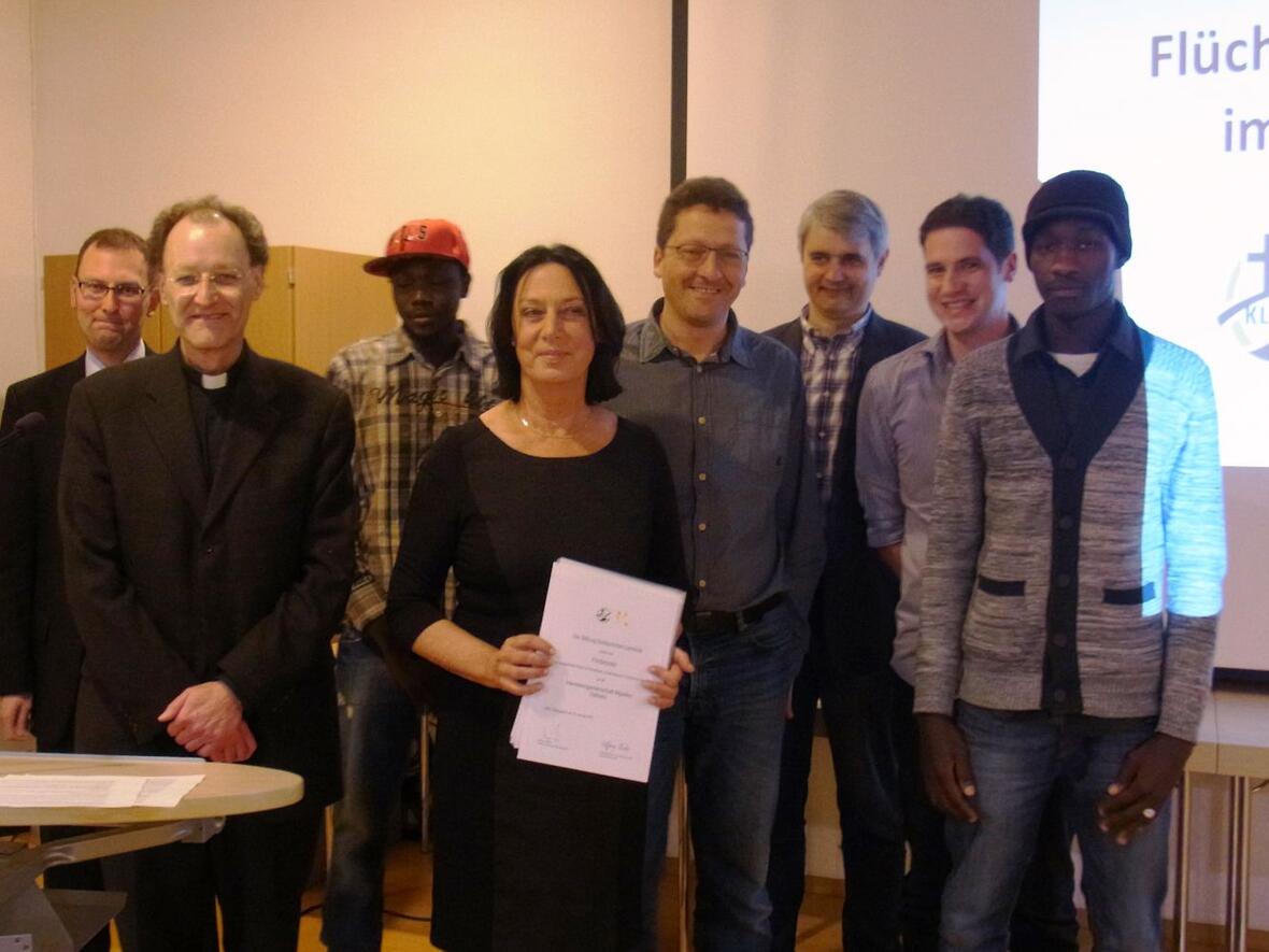 Vorbildlich: Die "Interessengemeinschaft Migration" in Fellheim, deren Sprecherin Margarita Böckeler die Urkunde in Empfang genommen hat. (Foto: KLB)