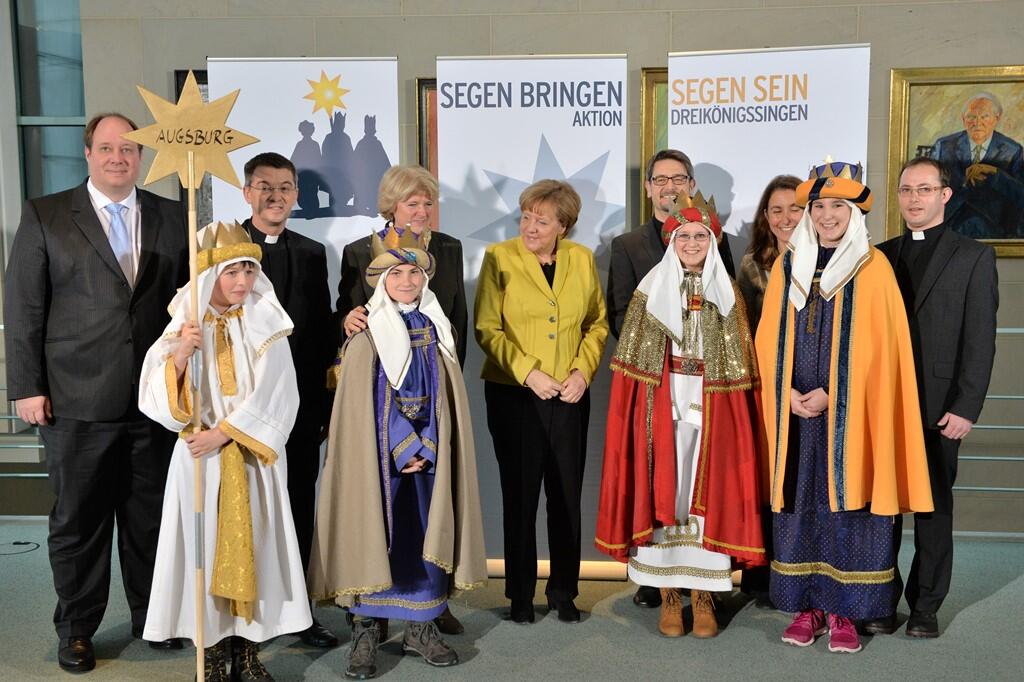 Zum Gruppenfoto mit der Kanzlerin stellten sich die Sternsinger aus der Diözese Augsburg gemeinsam mit Prälat Dr. Klaus Krämer, Präsident des Kindermissionswerks „Die Sternsinger“, und Pfr. Simon Rapp, Bundespräses des Bundes der Deutschen Katholischen Jugend (BDKJ), im Bundeskanzleramt auf. (Foto: Ralf Adloff / Kindermissionswerk)