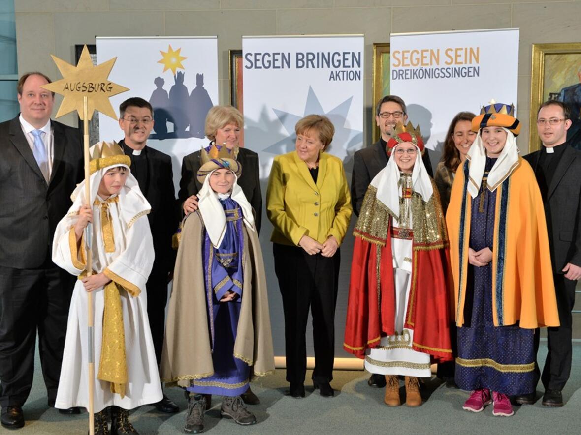 Zum Gruppenfoto mit der Kanzlerin stellten sich die Sternsinger aus der Diözese Augsburg gemeinsam mit Prälat Dr. Klaus Krämer, Präsident des Kindermissionswerks „Die Sternsinger“, und Pfr. Simon Rapp, Bundespräses des Bundes der Deutschen Katholischen Jugend (BDKJ), im Bundeskanzleramt auf. (Foto: Ralf Adloff / Kindermissionswerk)
