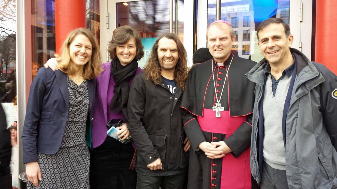 (v.l.) Die Vertreiberinnen Veronika Marton und Andrea Laczkó, Extrembergsteiger Thomas Huber, Weihbischof Florian Wörner und Produzent Juan Manuel Cotelo. (Foto: privat)