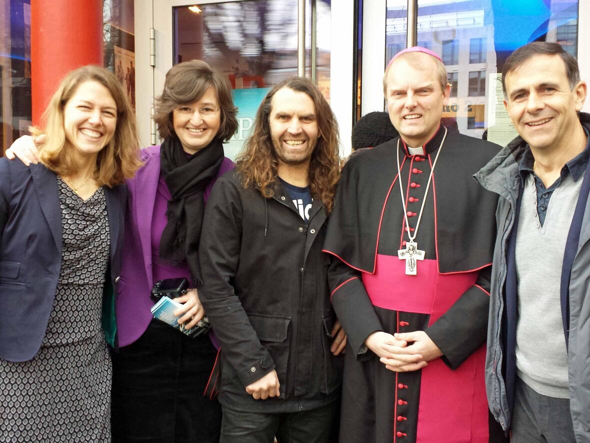 (v.l.) Die Vertreiberinnen Veronika Marton und Andrea Laczkó, Extrembergsteiger Thomas Huber, Weihbischof Florian Wörner und Produzent Juan Manuel Cotelo. (Foto: privat)