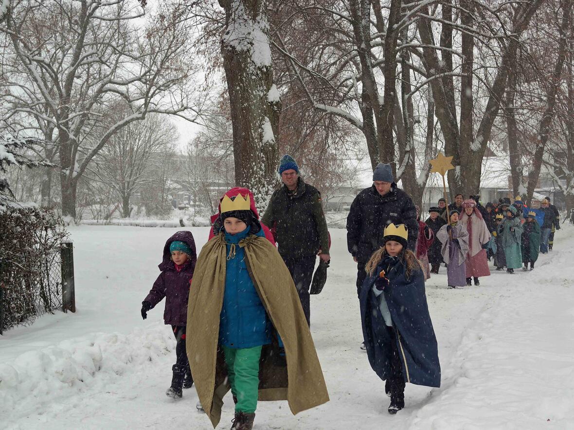 Im Schneetreiben zogen die Sternsinger zur Kirche (Foto: Maria Steber / pba).