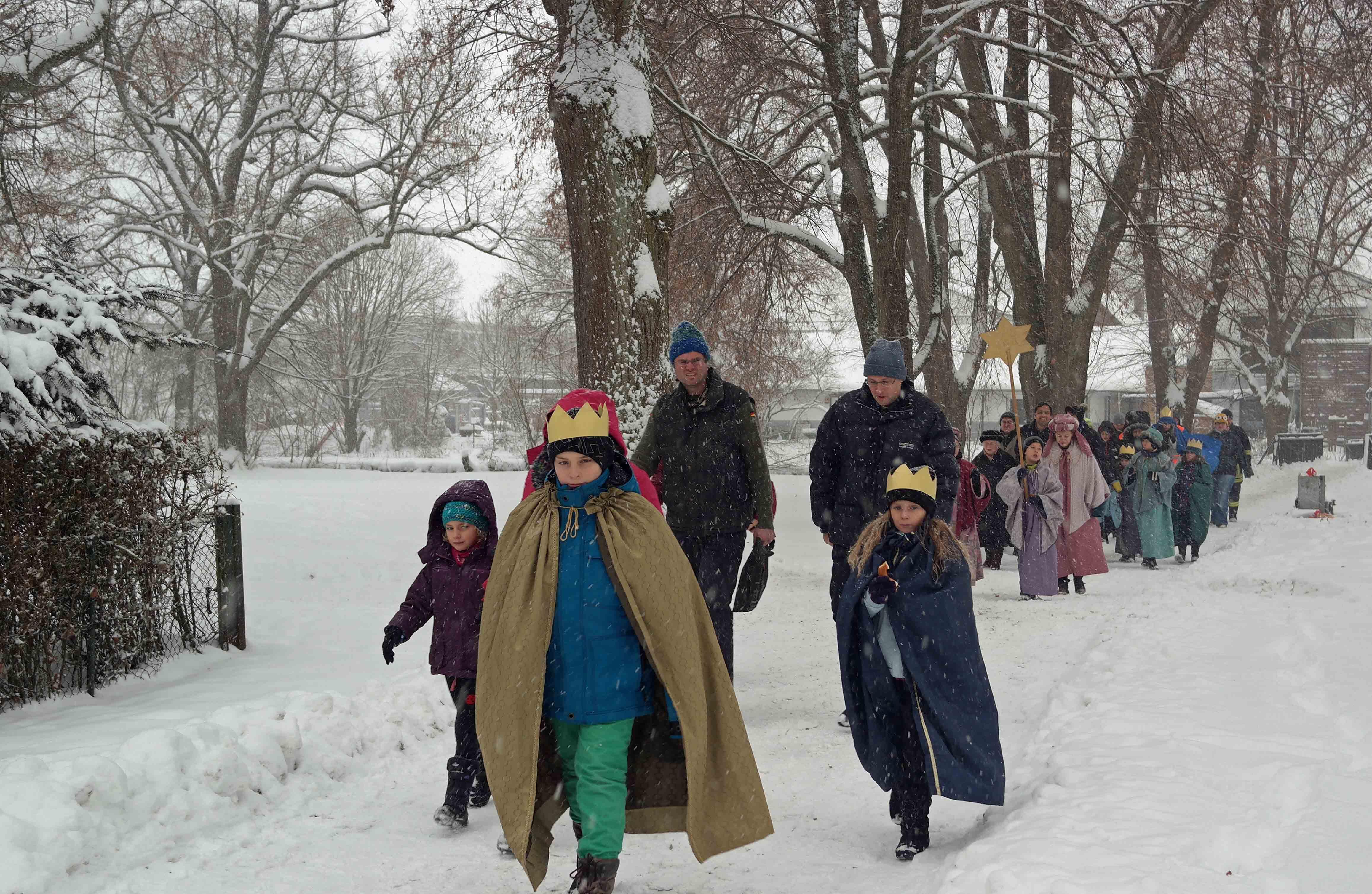 Im Schneetreiben zogen die Sternsinger zur Kirche (Foto: Maria Steber / pba).