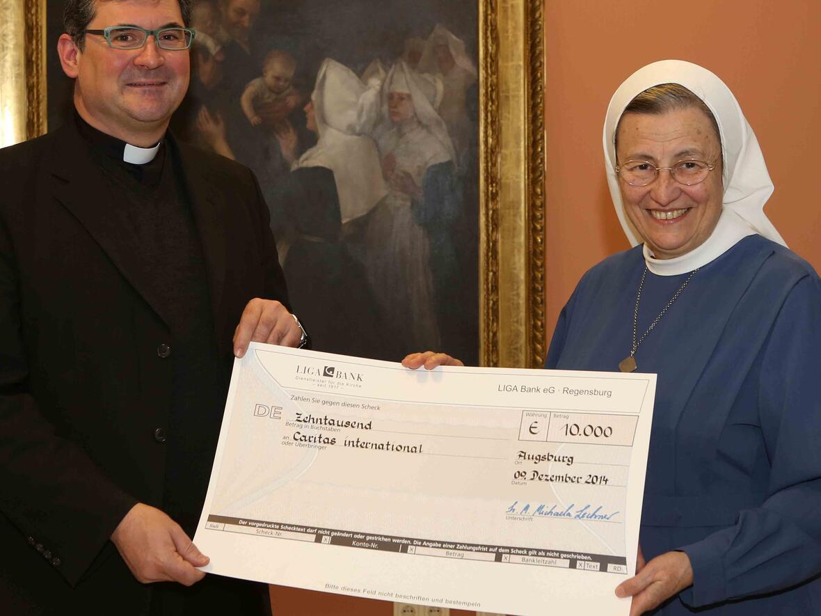 Caritas-Direktor Dr. Andreas Magg freute sich über die Spende der Barmherzigen Schwestern, die ihm Generaloberin Schwester M. Michaela Lechner überreichte.  (Foto: Schmid Media)