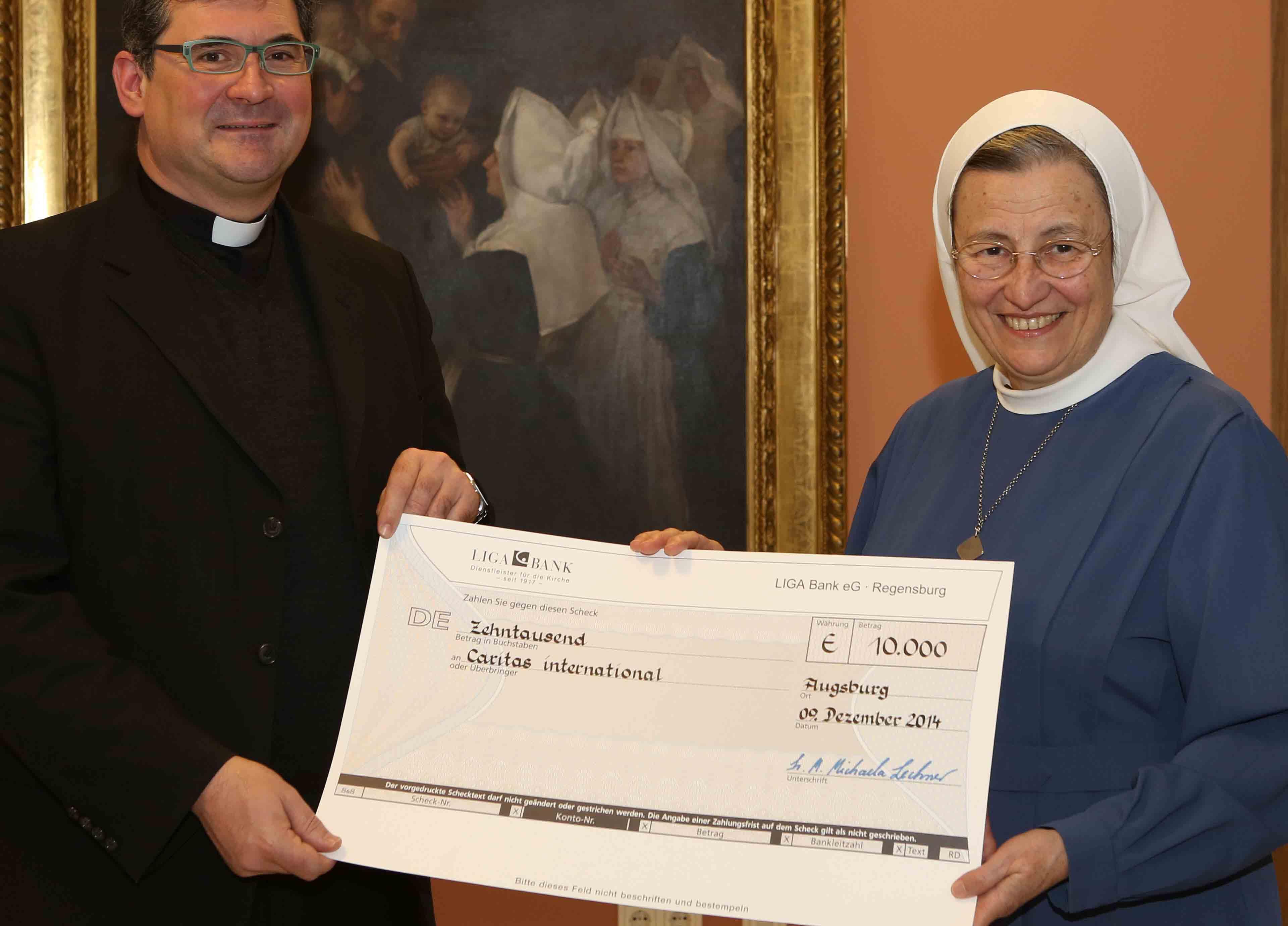 Caritas-Direktor Dr. Andreas Magg freute sich über die Spende der Barmherzigen Schwestern, die ihm Generaloberin Schwester M. Michaela Lechner überreichte. (Foto: Schmid Media)