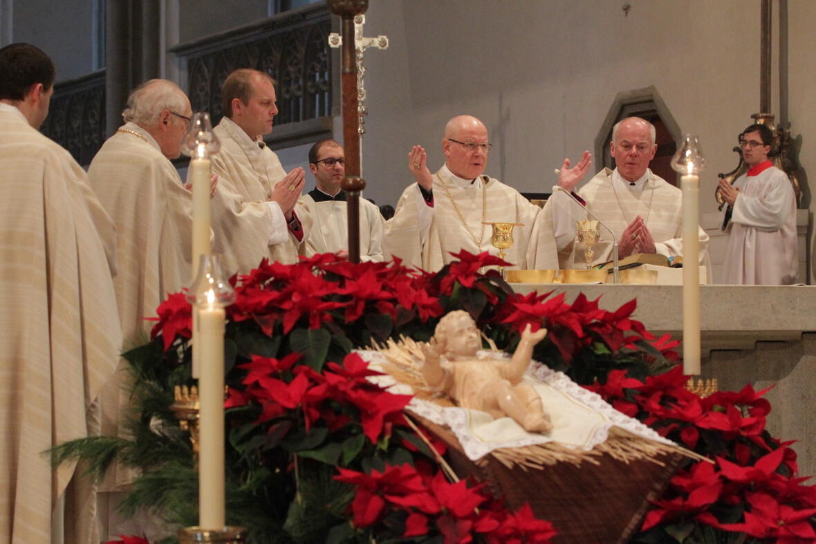 Bischof Konrad Zdarsa während des Gottesdienstes im weihnachtlich geschmückten Dom. (Fotos: Annette Zoepf)