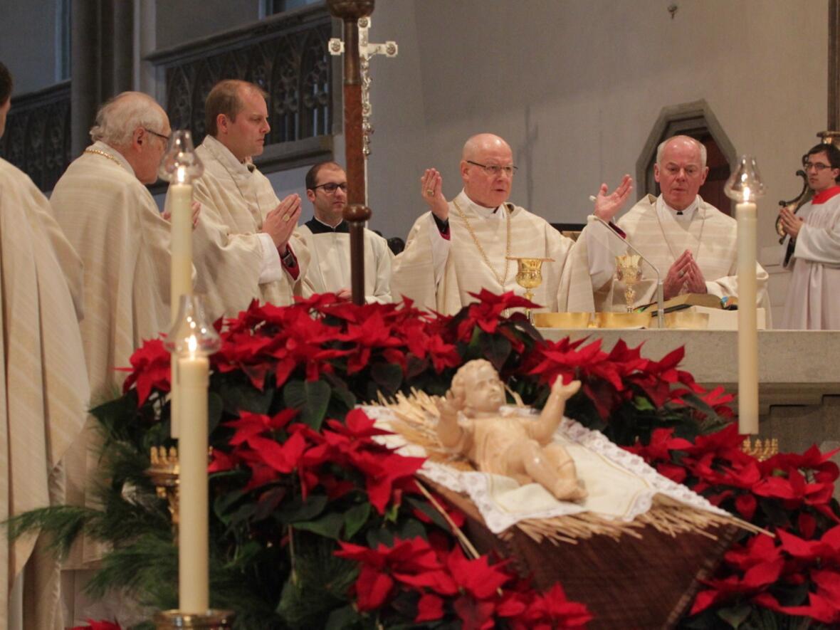 Bischof Konrad Zdarsa während des Gottesdienstes im weihnachtlich geschmückten Dom. (Fotos: Annette Zoepf)