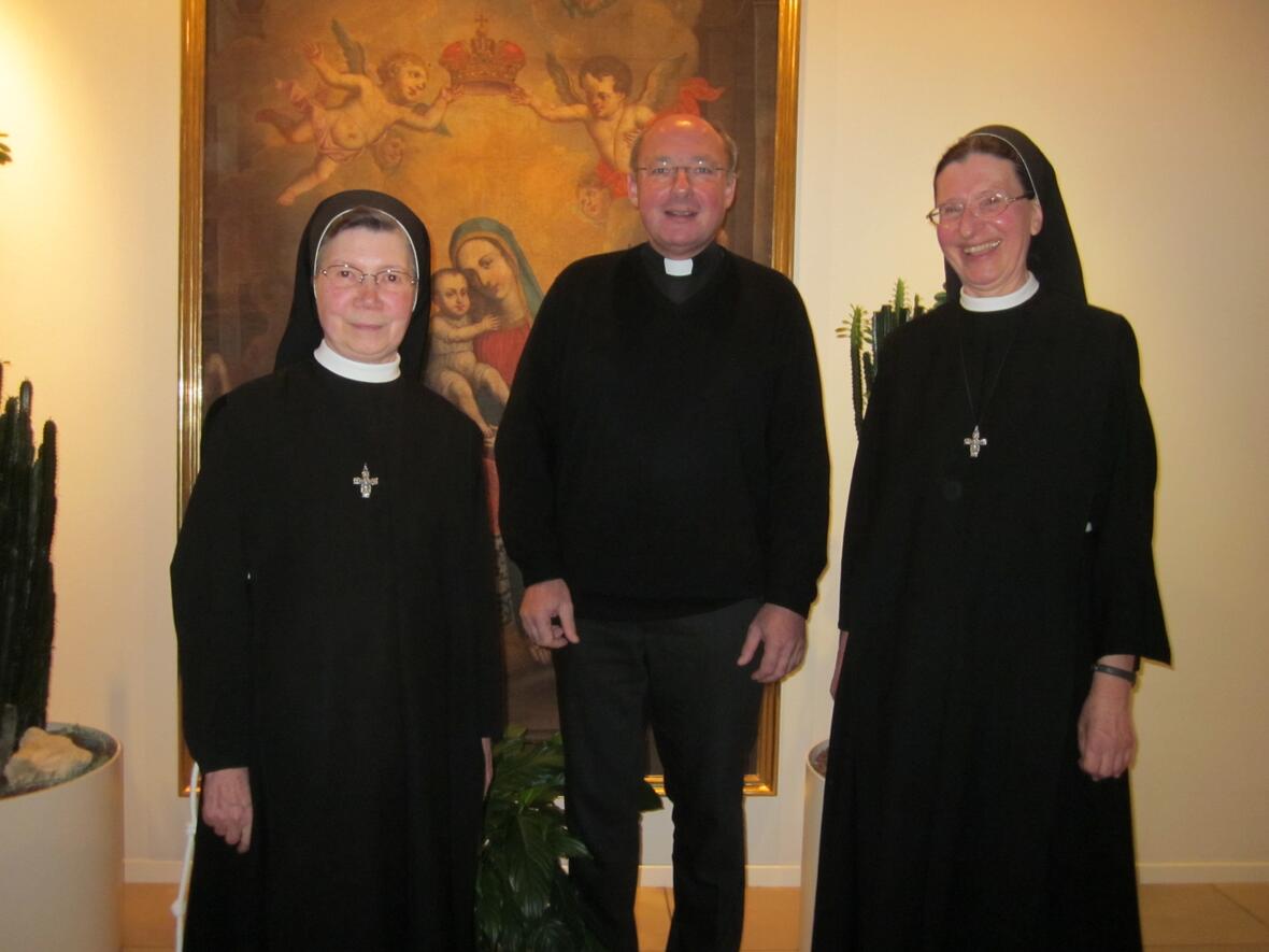Die neu gewählte Ordensleitung. (v.l.) Generaloberin Sr. M. Goretti Böck, Pfarrer Dr. Ulrich Lindl und Generalvikarin Sr. M. Andrea Bahrholz.