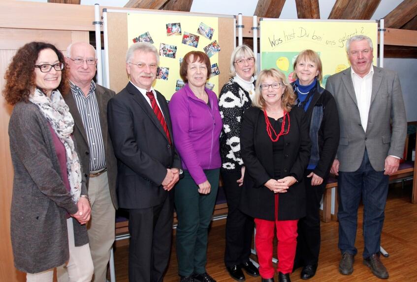Die Umfrage stieß auf großes Interesse: (v.l.n.r.) Magdalena Blon (Fachberatung des Landratsamtes), Georg Anzenhofer (Kirchenpfleger der St. Franziskus in Welden), Albert Kalter (Zentrum Kindertageseinrichtungen der Diözese Augsburg), Ulrike Korb (Fachberatung Kindertagesstätten der Regierung von Schwaben), Claudia Wiedmann (Leiterin der Kindertageseinrichtung St. Tekla in Welden), Anita Leeman (Fachberaterin Kindertageseinrichtungen beim Caritasverband), Mechtild Teuber (Leiterin des Referates Fachberatung Kindertageseinrichtungen beim Caritasverband) und Gerhard Groß (2. Bürgermeister der Gemeinde Welden). (Foto: Caritas)