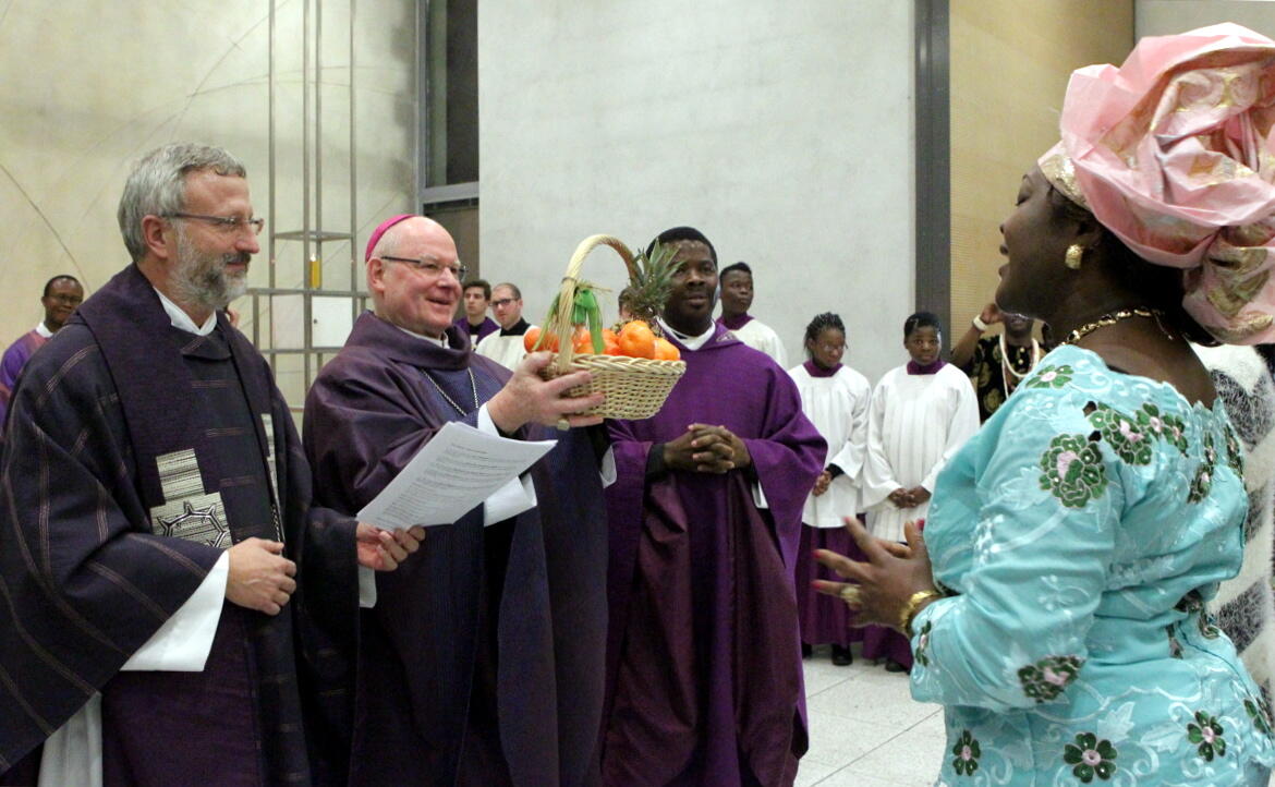 Bischof Konrad mit Pfarrer Gerhard Groll und Pater Vitalis Emesi, dem Leiter der neuen Gemeinde. (Fotos: pba/Annette Zoepf)