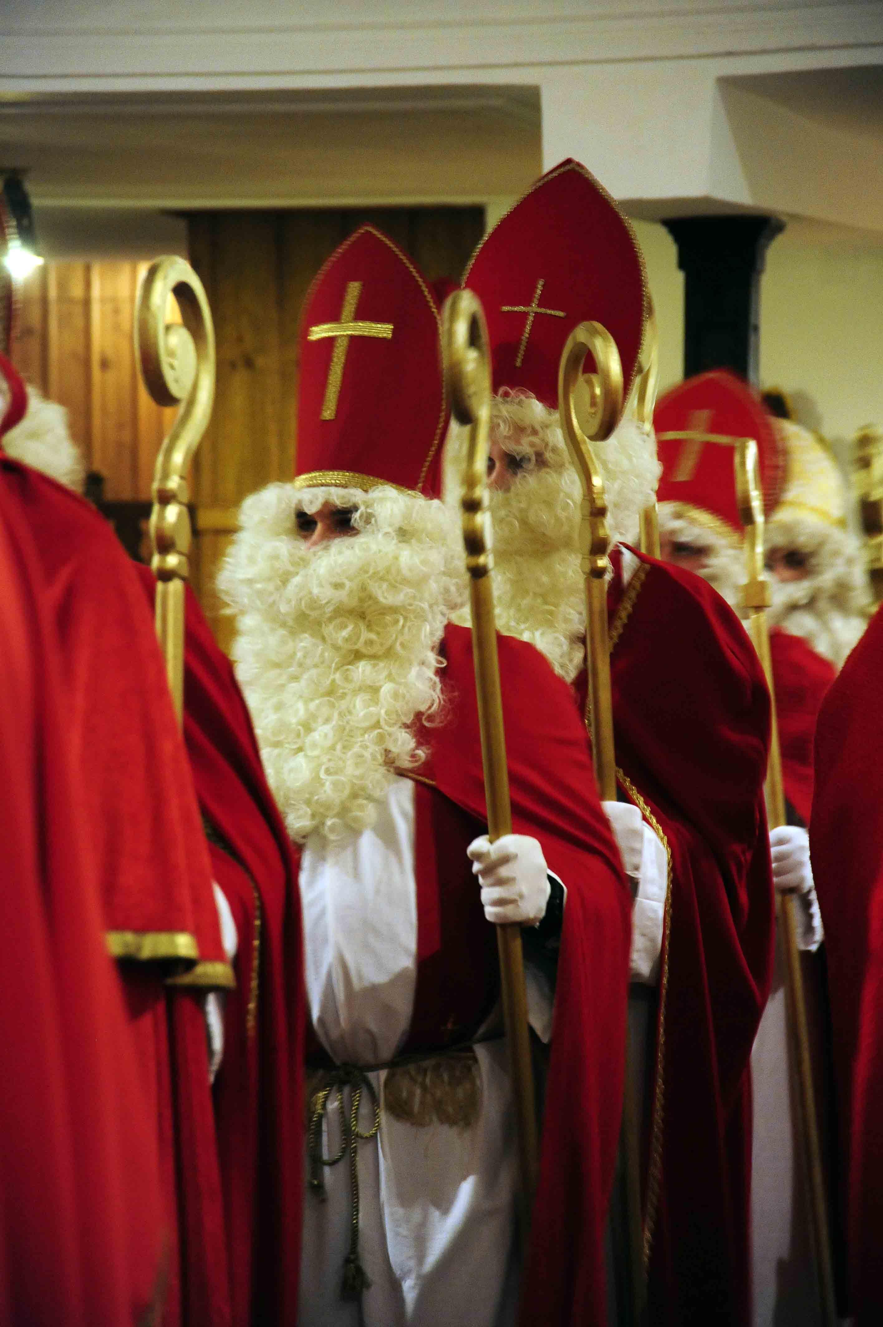 Gemeinsam zogen die rund 40 Nikolausdarsteller vom Gemeindezentrum zur Kirche. Dort fand ein feierlicher Gottesdienst mit Weihbischof Florian Wörner statt. (Foto: pba/ Maria Steber)